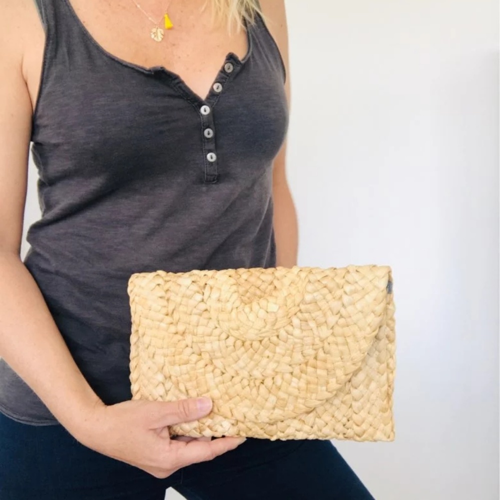 Handwoven Natural Straw Clutch - Picture 2 of 6